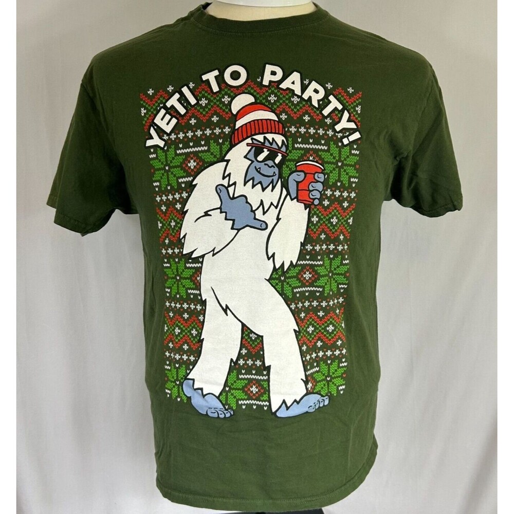 MAD ENGINE Yeti to Party- Green Xmas Christmas T-Shirt w Red Solo Cup- Sz Medium
